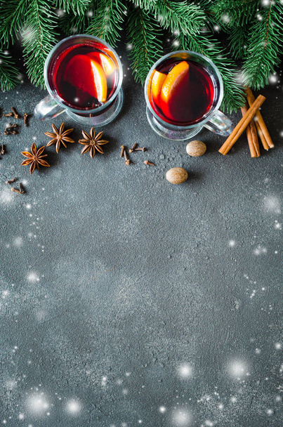 Vánoční svapoška červené víno s kořením na tmavém pozadí - Fotografie, Obrázek