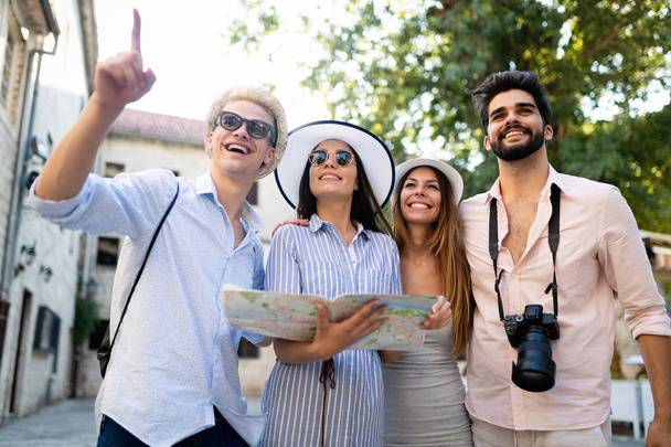 Fiatal, boldog turisták meg városnézésre a városban - Fotó, kép