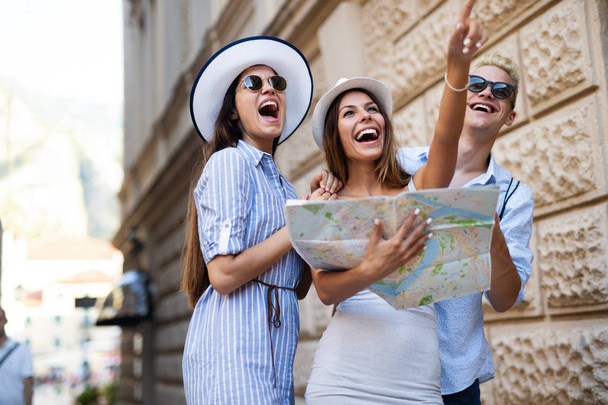 Jóvenes felices turistas amigos turismo en la ciudad
 - Foto, Imagen