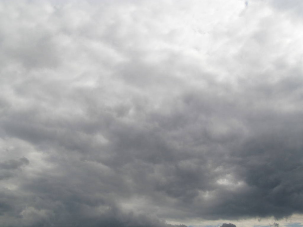 Certains cumulonimbus sont dans le ciel. On voit des nuages pluvieux. Les cumulonimbus sont des nuages verticaux
. - Photo, image