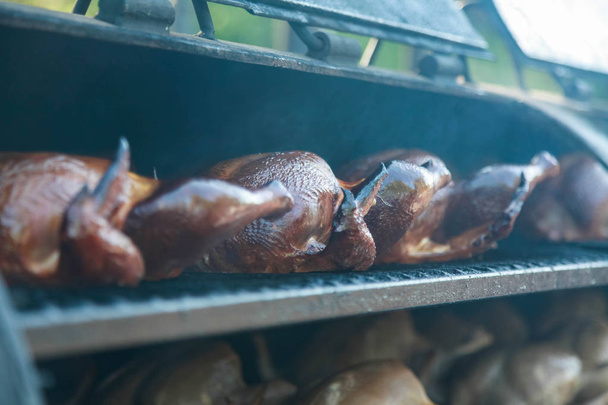 Hühnchen in einem riesigen Grill kochen. Cafés im Freien - Foto, Bild