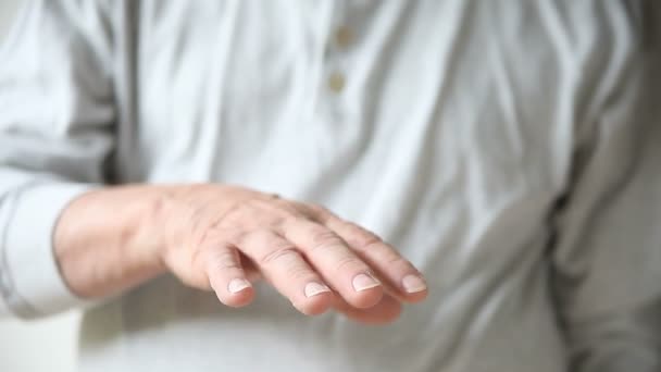 Egy férfi remegés a kezében - Felvétel, videó