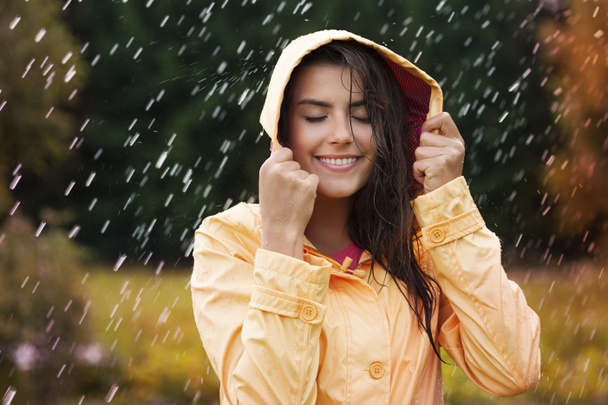 φυσικό γυναικεία ομορφιά σε φθινοπωρινή βροχή - Φωτογραφία, εικόνα