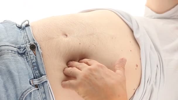 Un hombre revisa las áreas donde siente dolor mientras está en una posición supina
 - Metraje, vídeo