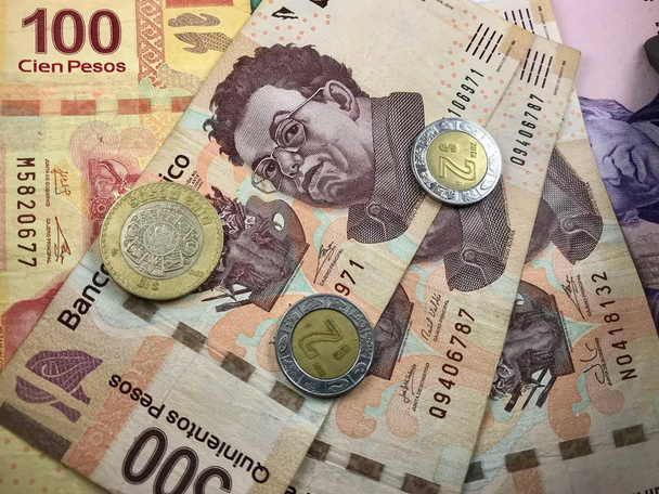 Мексиканський песо законопроекти поширюються випадковим чином над плоскою поверхнею - Фото, зображення