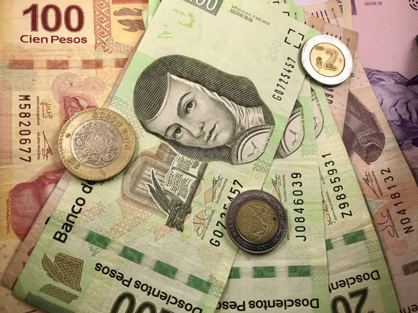 Billetes de peso mexicano distribuidos aleatoriamente sobre una superficie plana
 - Foto, Imagen