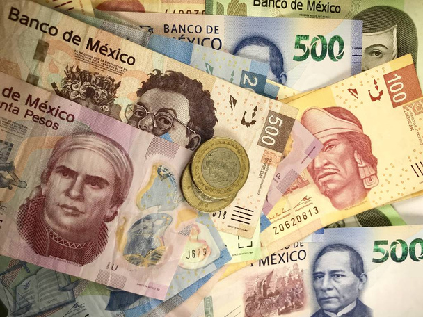 Mexikanische Peso-Scheine verteilen sich zufällig auf einer ebenen Fläche - Foto, Bild