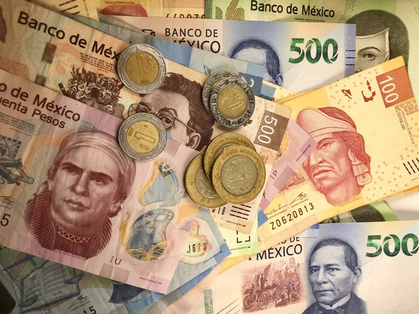 Мексиканський песо законопроекти поширюються випадковим чином над плоскою поверхнею - Фото, зображення