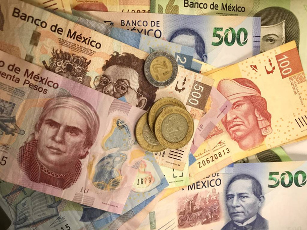 Billetes de peso mexicano distribuidos aleatoriamente sobre una superficie plana
 - Foto, imagen