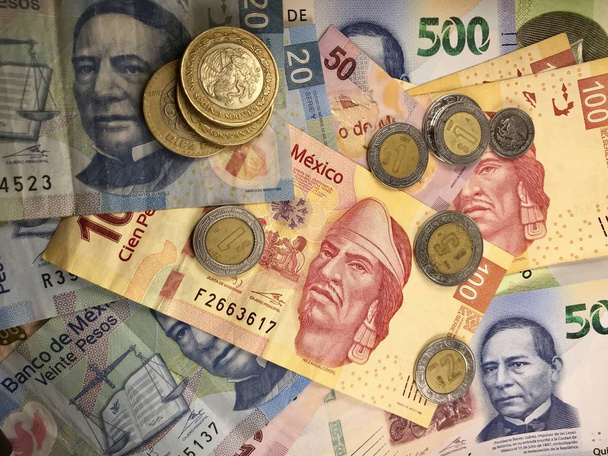 Billetes de peso mexicano distribuidos aleatoriamente sobre una superficie plana
 - Foto, Imagen