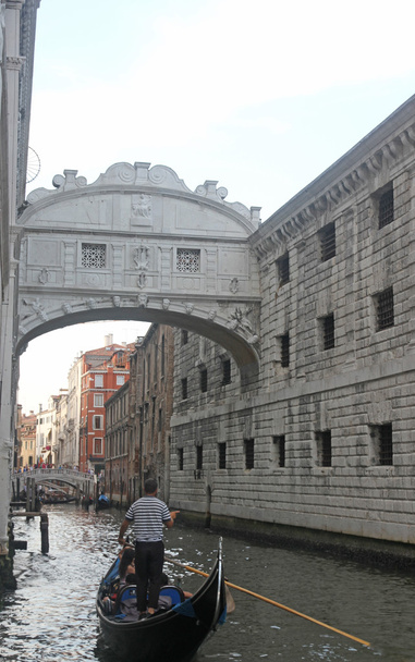 Puente de suspiros en Venecia con góndolas y palacios antiguos
 - Foto, Imagen