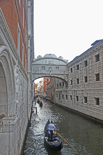 Puente de suspiros en Venecia con góndolas y palacios antiguos
 - Foto, Imagen