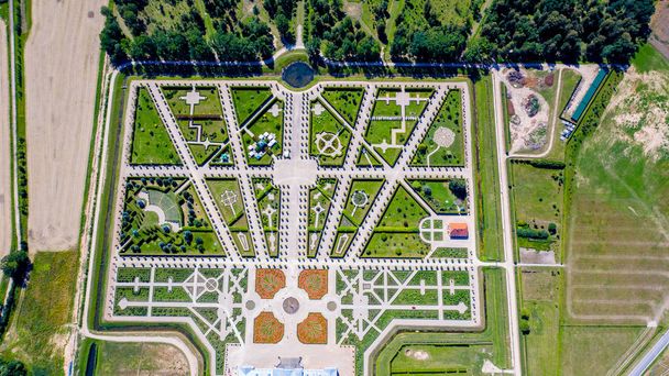rundale, Lettland Luftaufnahme, Drohnenaufnahme des rundale Palastes und seiner Gärten, erbaut im 18. Jahrhundert  - Foto, Bild