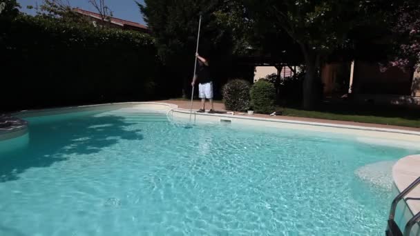 Mann reinigt Schwimmbad - Filmmaterial, Video