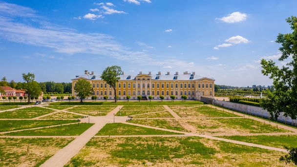 Rundale, Λετονία εναέρια θέα, φωτογραφία με τηλεκατευθυνόμενο από το παλάτι Rundale και τους κήπους του, χτισμένο το 18ου αιώνα  - Φωτογραφία, εικόνα