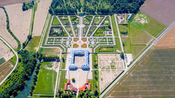 ランデール、ラトビア航空写真、ランデール宮殿のドローン写真、それは18世紀に建てられた庭園です  - 写真・画像