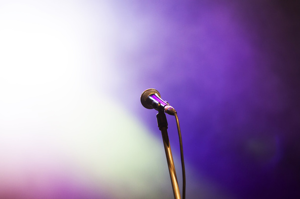 Mikrofon im Bühnenlicht - Foto, Bild