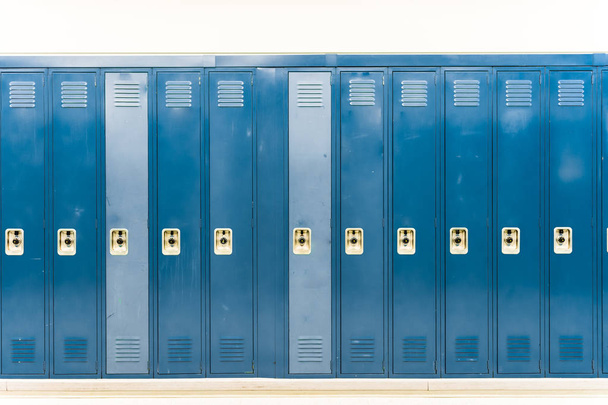 Fila di armadietti scolastici colorati luminosi
 - Foto, immagini
