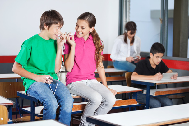 adolescent garçon et fille écoute musique dans salle de classe
 - Photo, image