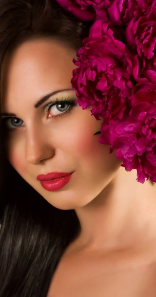 Beauty face of the young woman with red flowers - Fotografie, Obrázek