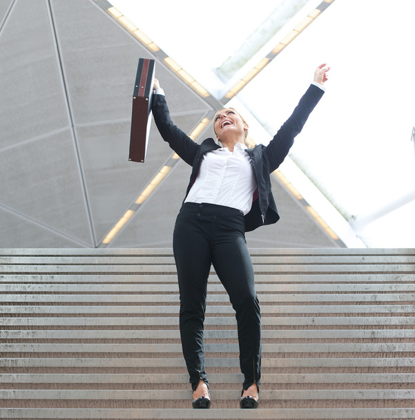 başarılı bir iş kadını kaldırdı Kollarını açarak kutlama - Fotoğraf, Görsel