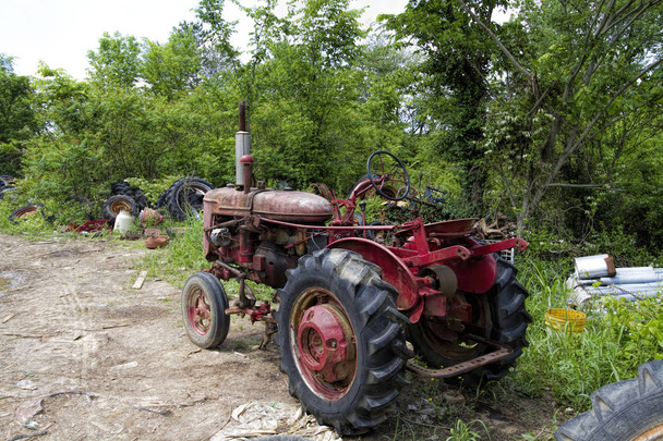 Старі заплутані частини трактора Пейзаж
 - Фото, зображення