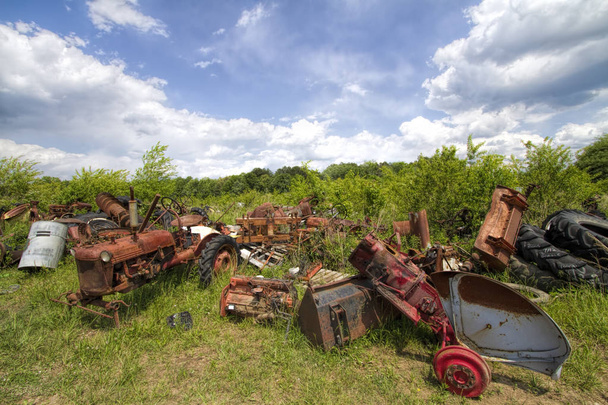 Vanha romutettu traktorin osat romuttamo maisema
 - Valokuva, kuva