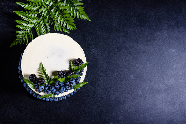 ホワイト クリームとブルーベリーの果実の美しい美味しいケーキ - 写真・画像