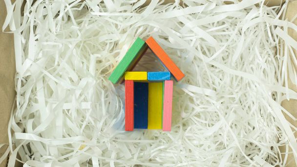 Casa de juguete en papel de amortiguación en caja para contenido de negocios en el hogar
. - Foto, Imagen