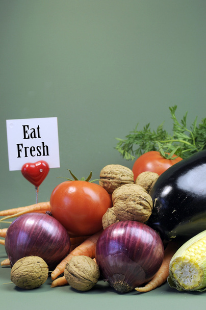 Dieta saludable de verduras crudas frescas y frutos secos
 - Foto, Imagen