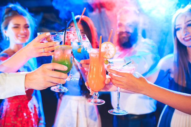 Freunde mit Cocktails auf einer Party. - Foto, Bild
