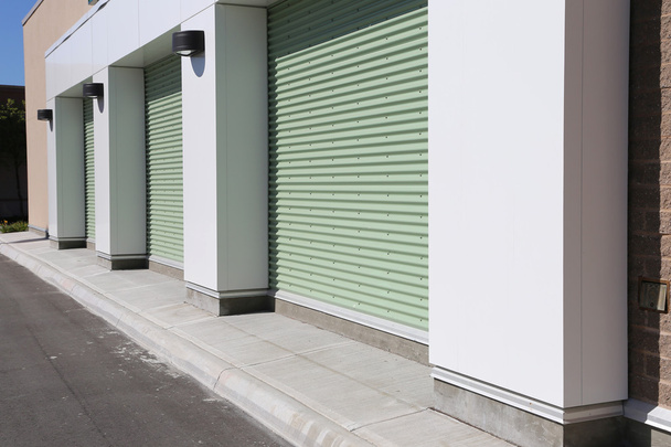 Puertas de garaje en un edificio moderno
 - Foto, imagen