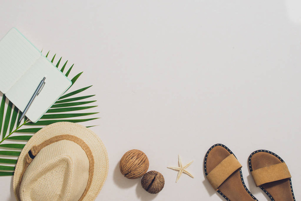 Férias de verão coloridas moda flat lay - chapéu de palha, câmera, óculos de sol, conchas do mar no fundo ligh
 - Foto, Imagem