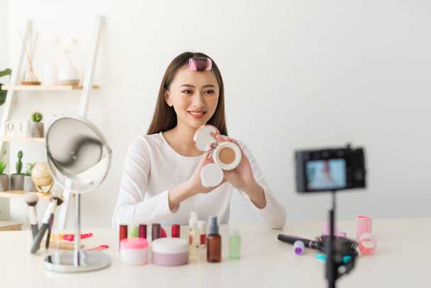 Mulher asiática beleza blogger / vlogger ensino para maquiagem cosmética - Foto, Imagem