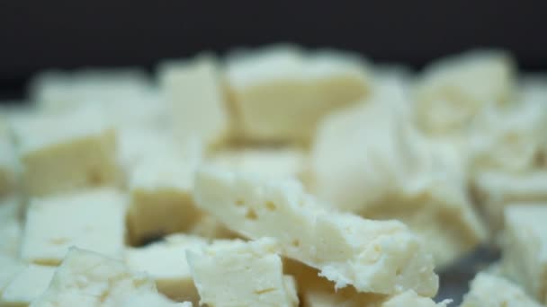 Yavaş çekimde bir büfede bir kase dilimler halinde kesilmiş peynir - Video, Çekim