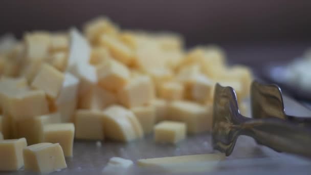 Duże plasterki sera w misce na Bufet w zwolnionym tempie - Materiał filmowy, wideo