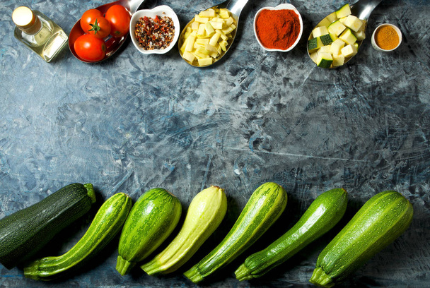 Овочі на фоні. Свіжі овочі (огірки, томат
 - Фото, зображення