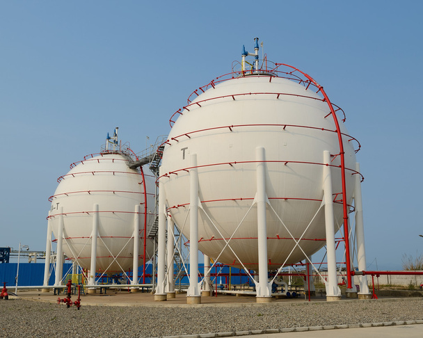 большие промышленные нефтяные резервуары на НПЗ
 - Фото, изображение