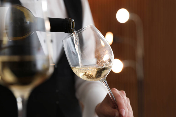 Cameriera versare il vino nel bicchiere nel ristorante, primo piano
 - Foto, immagini