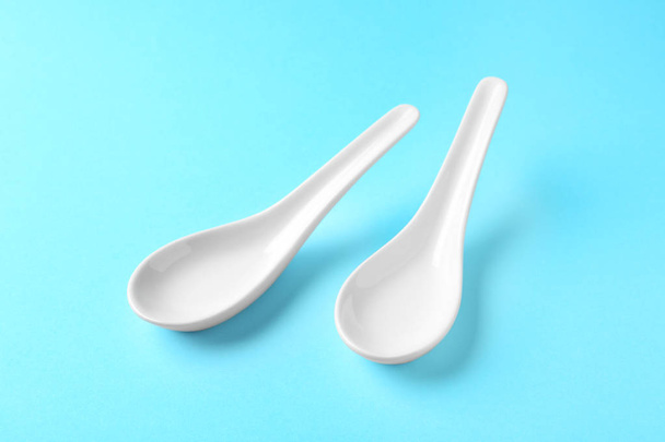 Clean Miso soup spoons on blue background - Zdjęcie, obraz