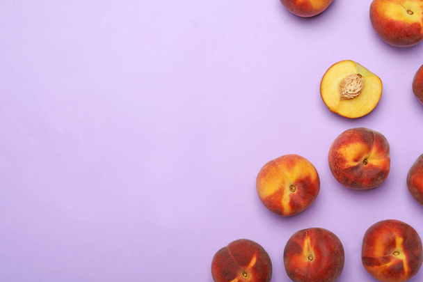 Sweet juicy peaches on lilac background, top view. Space for text - Фото, зображення
