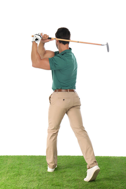junger Mann spielt Golf auf weißem Hintergrund - Foto, Bild