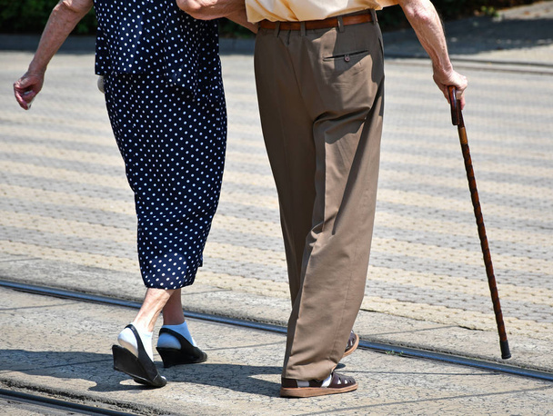 Pareja de ancianos a pie en la calle de la ciudad
 - Foto, Imagen