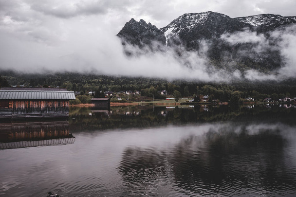 Increíble vista de los Alpes austríacos Montañas con niebla y reflejo en el lago
 - Foto, Imagen
