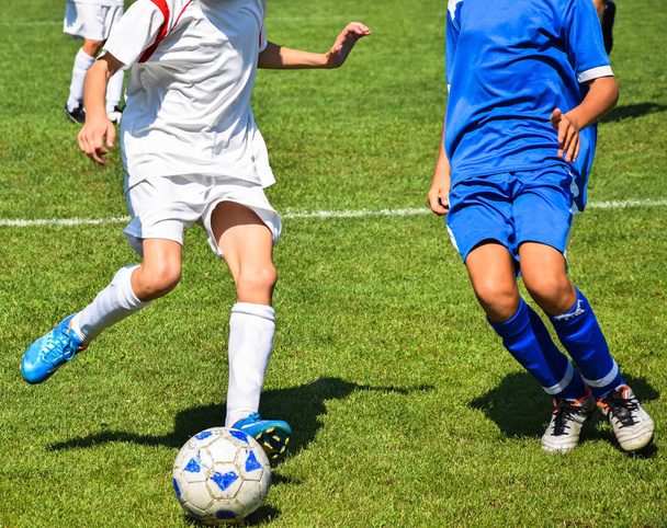 Młode dzieci grają w piłkę nożną - Zdjęcie, obraz