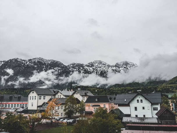 θέα της μικρής πόλης στα βουνά των Αυστριακών Άλπεων - Φωτογραφία, εικόνα