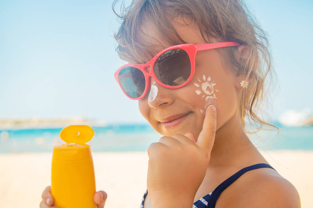 Protezione solare sulla pelle di un bambino. Focus selettivo. - Foto, immagini