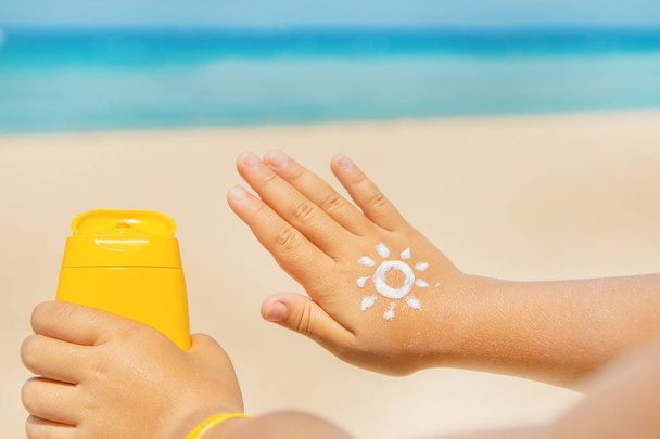 Sonnencreme auf der Haut eines Kindes. Selektiver Fokus. - Foto, Bild