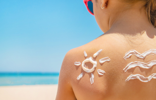 Protezione solare sulla pelle di un bambino. Focus selettivo. - Foto, immagini