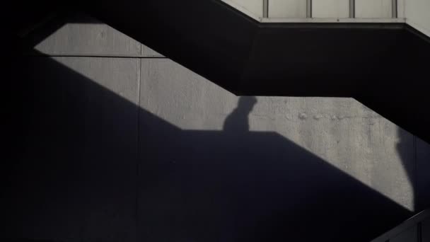 A lépcsők geometriai árnyéka és az ember a Galata hídnál - Felvétel, videó
